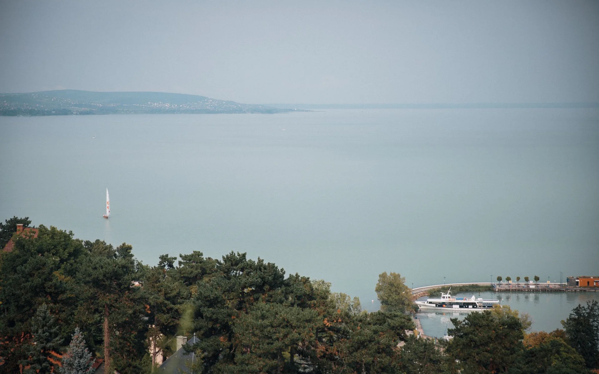 Pogled iz Tihanyja preko jezera Balaton