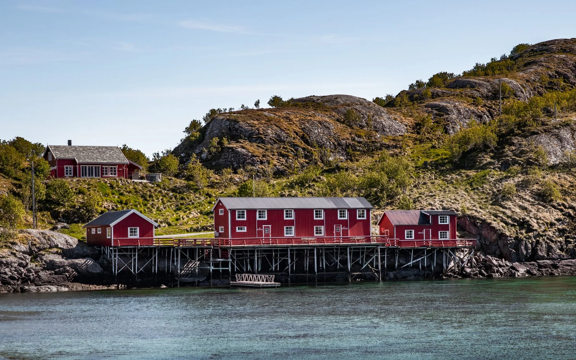 Crvene kuće uz vodu u Nordlandu, Norveška