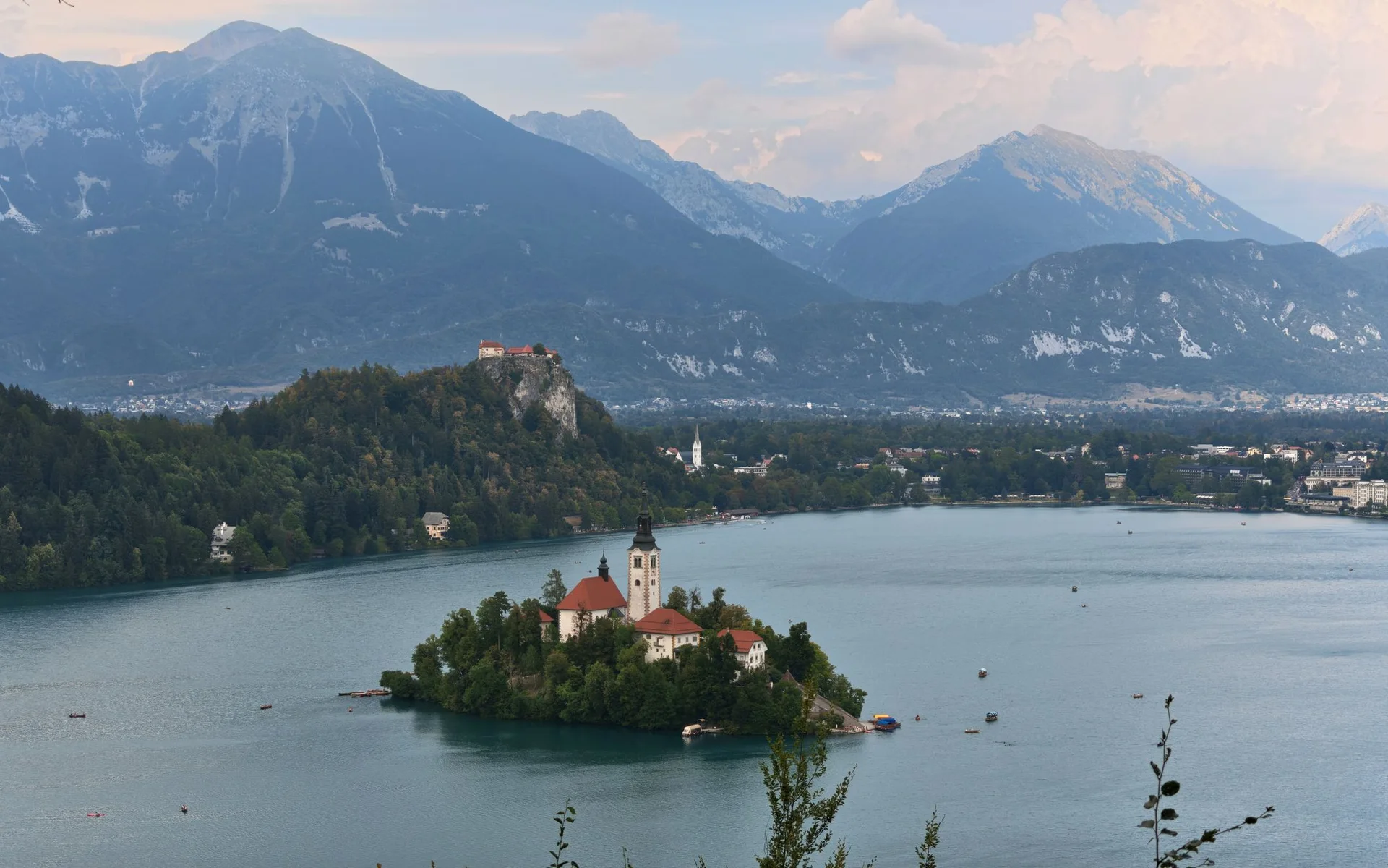 Jezero Bled sa svojom crkvom na otoku na pozadini Alpa