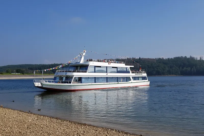 Putnički brod MS Sorpesee na jezeru blizu Sunderna, s šumom na dalekom obali