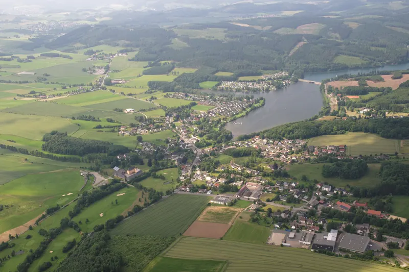 Sorpesee iz zraka, s selom Amecke na njegovoj istočnoj obali i šumovitim brdima Sauerlanda oko njega
