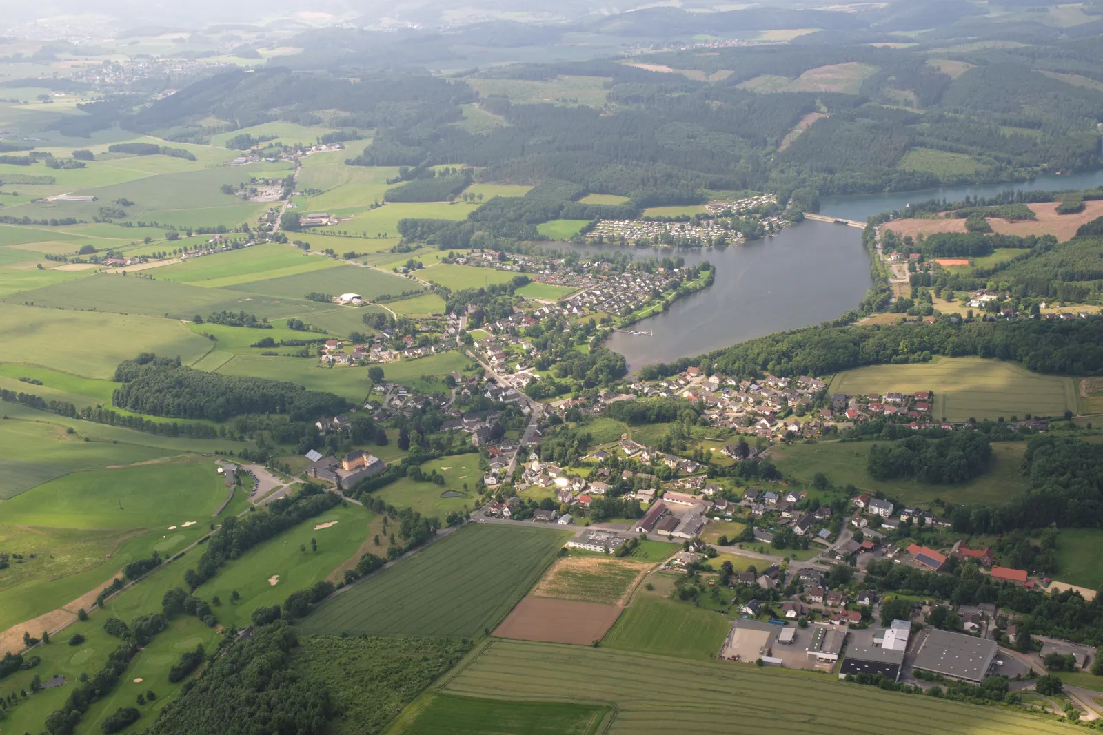 Sorpesee iz zraka, s selom Amecke na njegovoj istočnoj obali i šumovitim brdima Sauerlanda oko njega