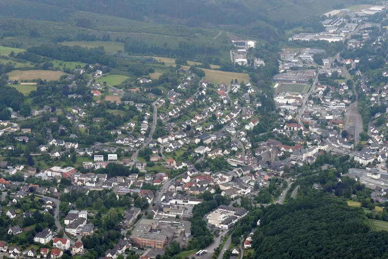 Grad Sundern iz zraka, kuće duž doline Röhr između šumovitih brežuljaka