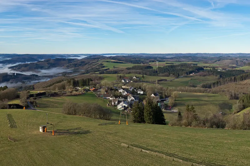 Wildewiese u brdima Sauerlanda, sa žičarom na livadi i selom dolje