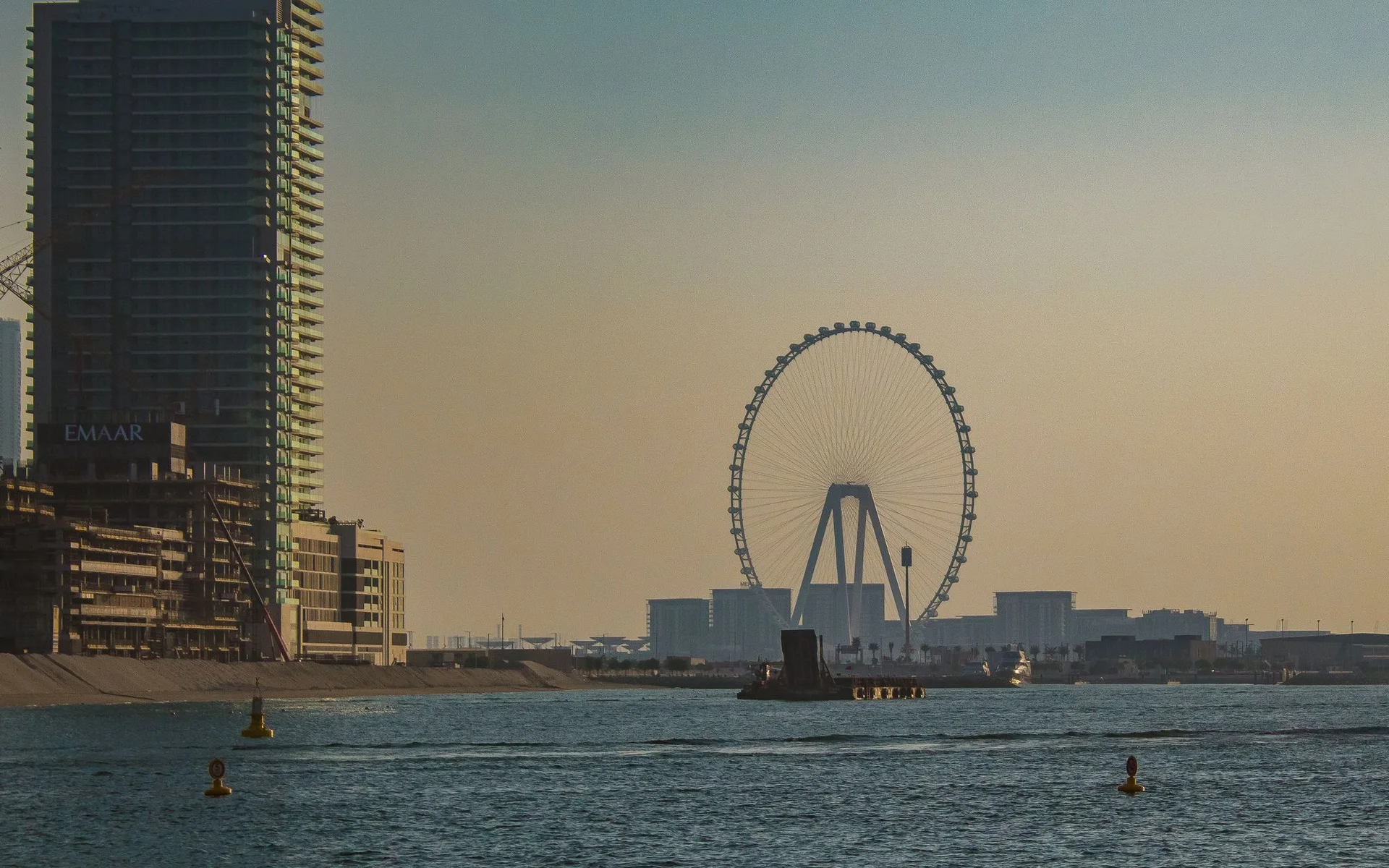 Pogled na obzor Dubaija s Ferrisovim točkom pri zalasku sunca