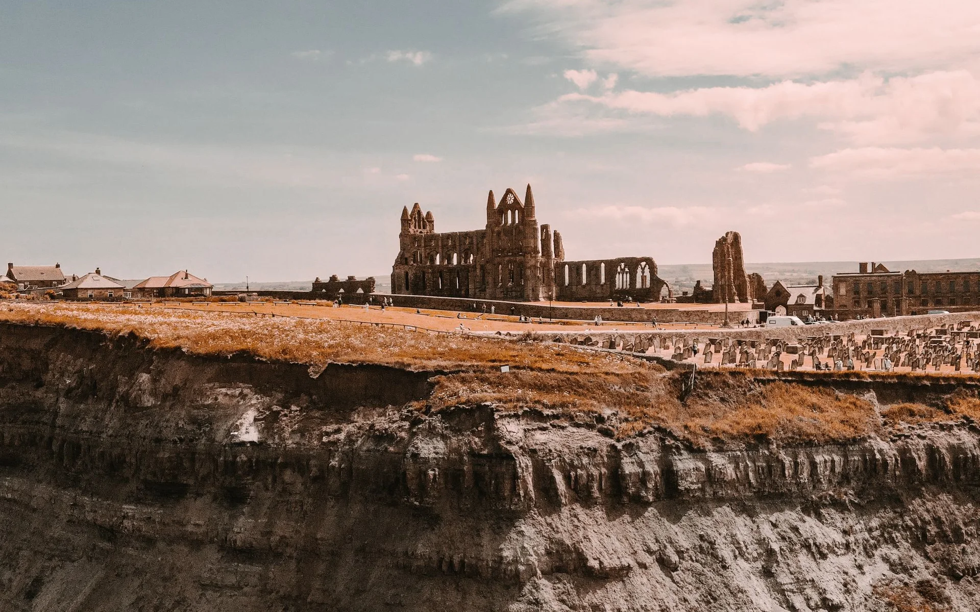 Ruševine opatije Whitby s pogledom na englesku obalu