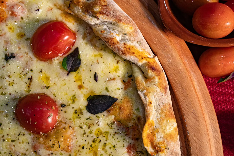 BookNoFees: Primjer fotografije: Pizza s sirom preliveno cherry rajčicama