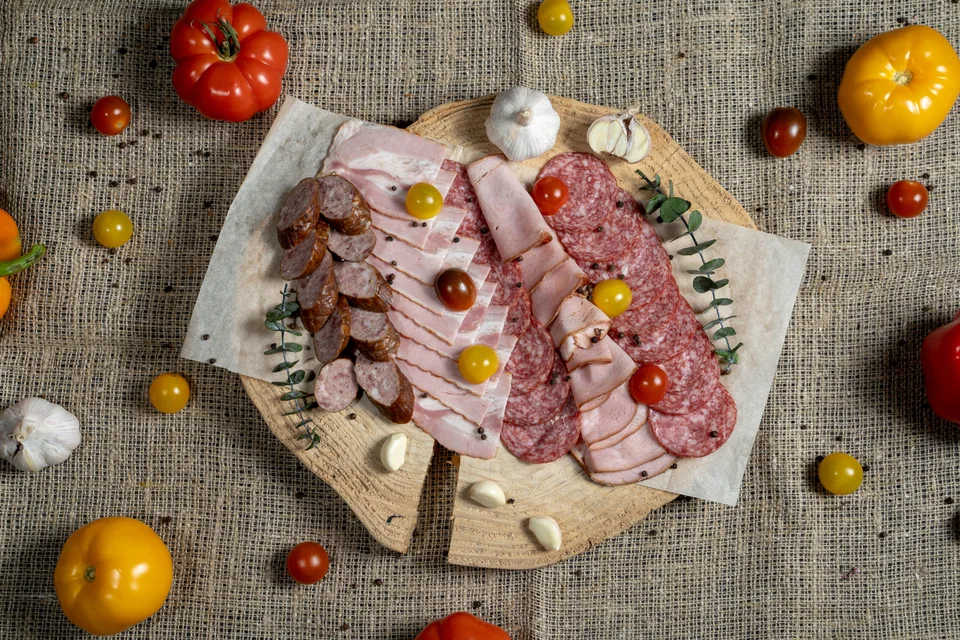 Primjer fotografije: Narezane sušene mesne delicije i kobasice na drvenoj dasci