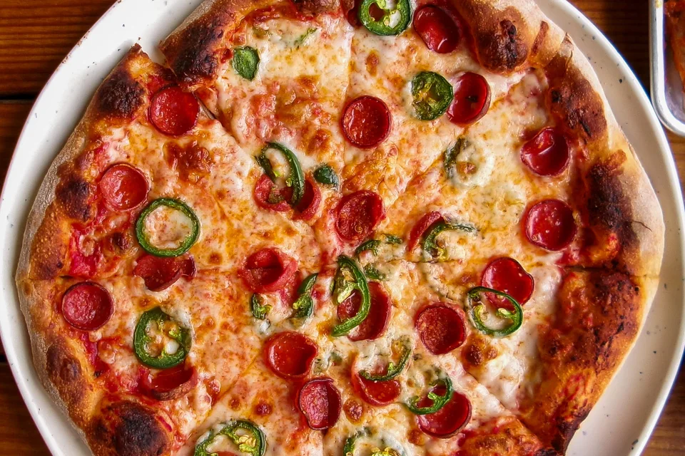 BookNoFees: Primjer fotografije: Pizza s pepperonijem i zelenim paprikama