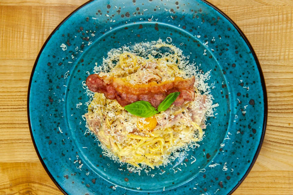 BookNoFees: Primjer fotografije: Špageti carbonara na plavom tanjuru