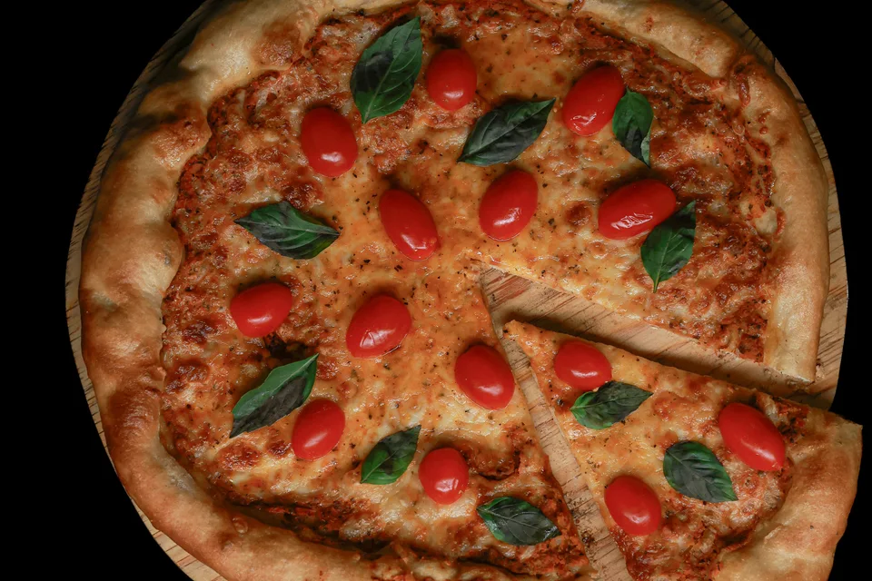 BookNoFees: Primjer fotografije: Pizza s rajčicama i bosiljkom